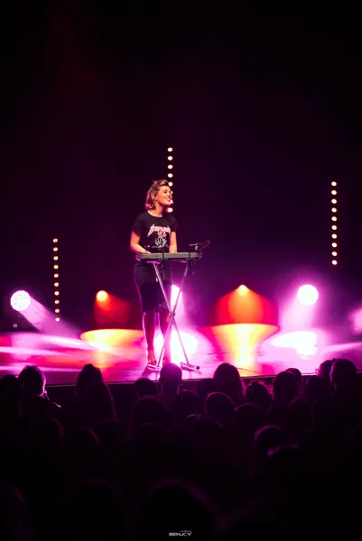 Laurie Peret joue du piano